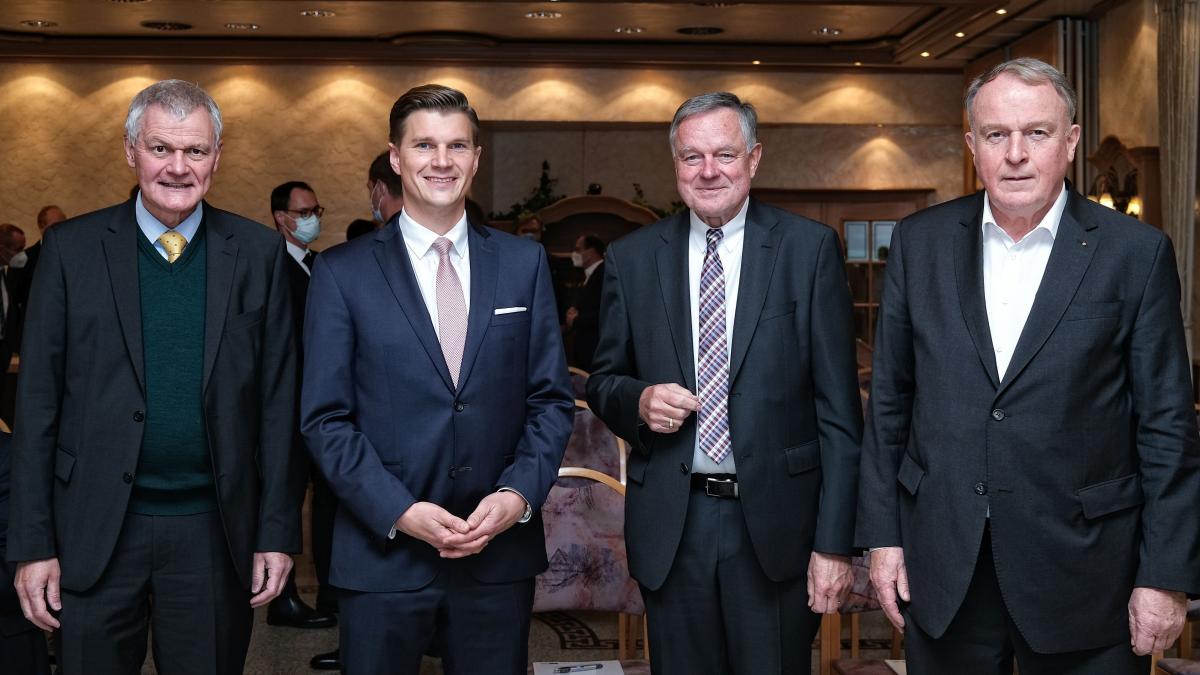 IHK-Hauptgeschäftsführer Klaus Gräbener, der Olper Kreisdirektor Philipp Scharfenbaum, IHK-Präsident Felix G. Hensel und IHK-Vizepräsident Walter Viegener (von links). von IHK Siegen