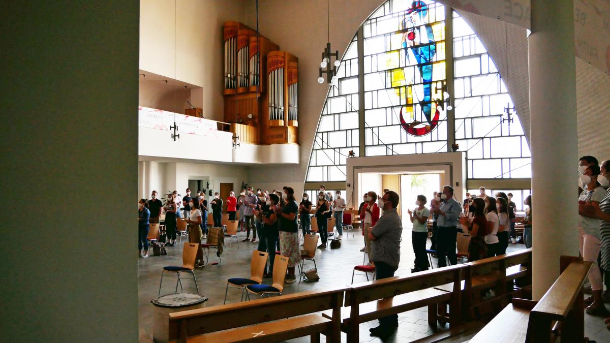 Der erste Lightroom-Gottesdienst lockte mehr als 90 junge Menschen an. von Theresa Ribeiro