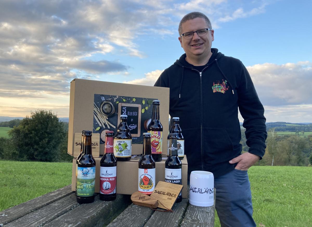 Pascal Dröge aus Olpe präsentiert die Bierbox. von privat