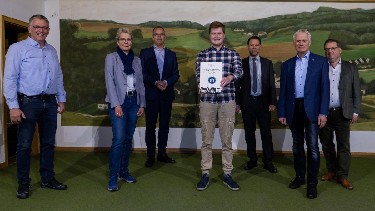 Autoren und Sponsoren sind zufrieden mit der 560 Seiten dicken Chronik (von links): Markus Ernst, Carola Schulte, Bernd Griese, Peter Selter, Detlef Klinke, Hubertus Selter und Dirk Atteln. von Jonas Johannes