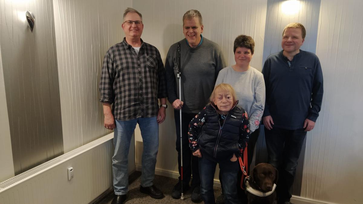 Von links: Andreas Schmidt, Winfrid Mockenhaupt, Nicole Beckmann mit Blindenführhündin Ayla sowie Frank Leifermann. Im Vordergrund Sabina Seithe. von privat