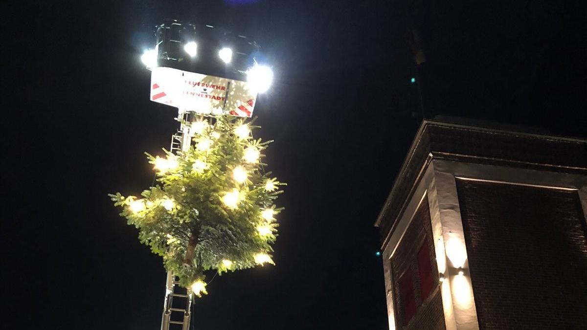 Das Weihnachtsbaum-Aufstellen auf dem Feuerwehrturm in Grevenbrück findet dieses Jahr ohne Publikum statt. von privat