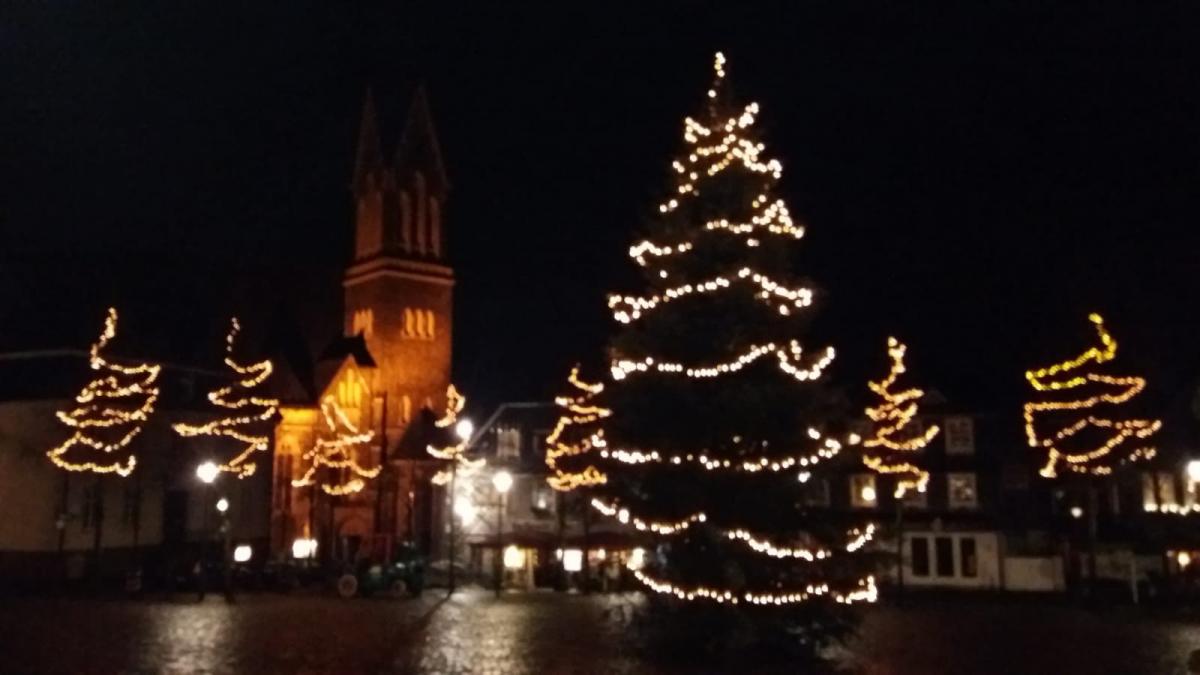 Der Olper Marktplatz mit Weihnachtsbeleuchtung. von privat