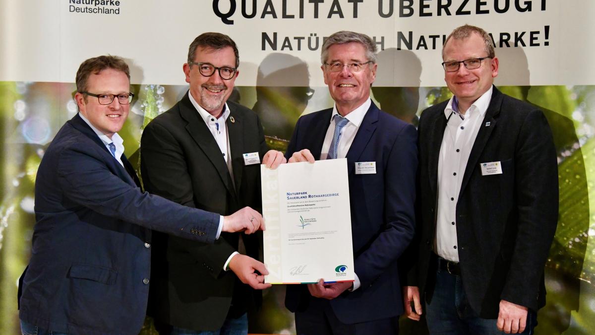Der Vorsitzende des Naturparks Sauerland Rothaargebirge, Bernd Fuhrmann, sowie Geschäftsführer Detlef Lins und stellvertretender Geschäftsführer Georg Schmitz sowie der Präsident des VDN, Friedel Heuwinkel. von Patrick Appelhans | VDN