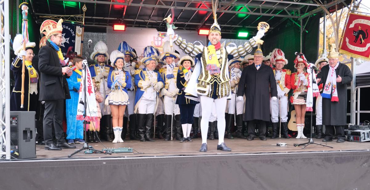 Prinz Juan Félix I., der bereits coronabedingt unfreiwillig in der zweiten Amtszeit ist, hieß die Narren und Jecken bei der Sessionseröffnung auf dem Attendorner Rathausplatz willkommen. von Adam Fox