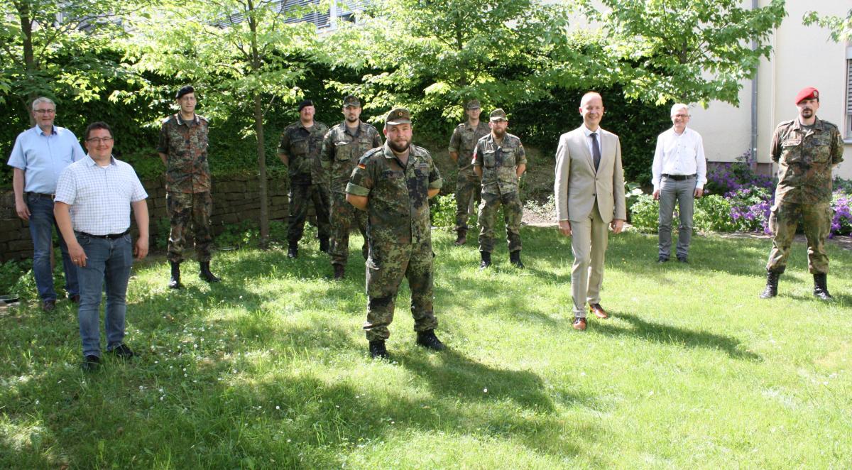 Landrat Theo Melcher und Mitarbeiter aus dem Bereich des Gesundheitsamtes dankten den Soldaten für ihre Unterstützung und das gute Miteinander. von Kreis Olpe