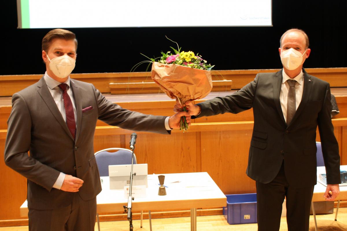 Landrat Theo Melcher (rechts) gratulierte Kreisdirektor Philipp Scharfenbaum zu seiner Wahl. von privat