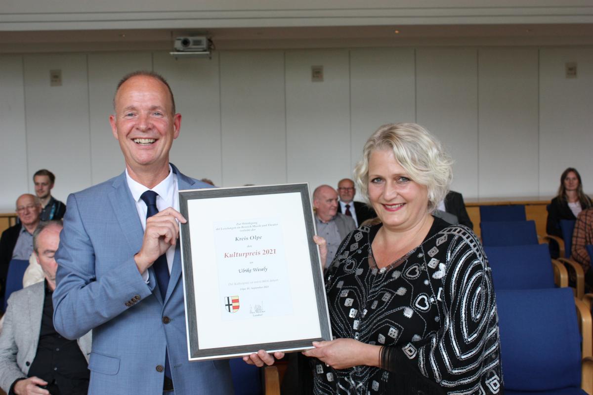 Landrat Theo Melcher überreichte die Urkunde an Preisträgerin Ulrike Wesely. von Kreis Olpe