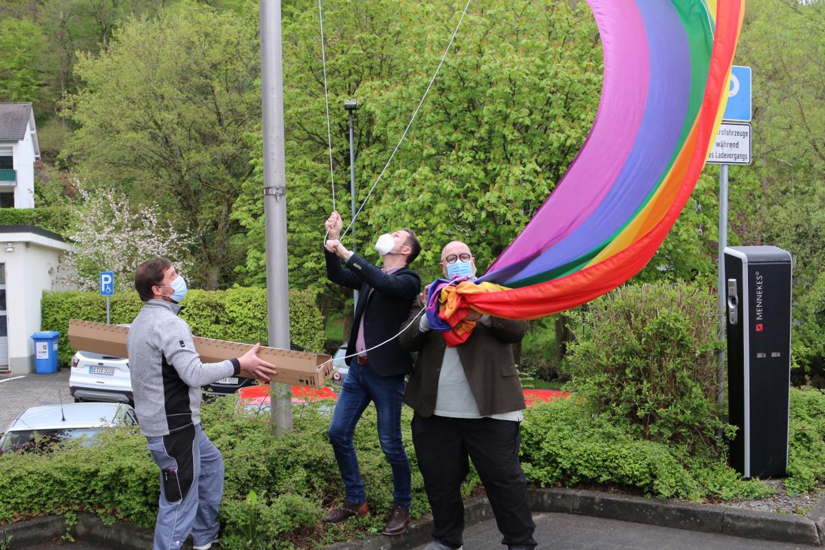 Auch in Kirchhundem wurde am Rathaus die Regenbogenflagge als Zeichen für Toleranz gehisst. von Christine Schmidt