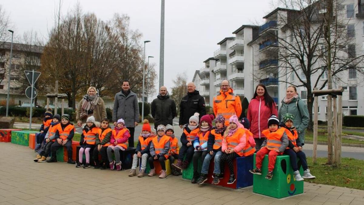 Die Kinder kamen mit ihren Erzieherinnen zur offiziellen Übergabe der bunten Raupe. Mit dabei (obere Reihe 2.v.l.) Bürgermeister Christian Pospischil, SPD-Stadtverordneter Luis Garcia, Tiefbauamtsleiter Michael Koch und Percy Kreis, Leiter des Baubetriebshofes (v.l.n.r.). von Hansestadt Attendorn