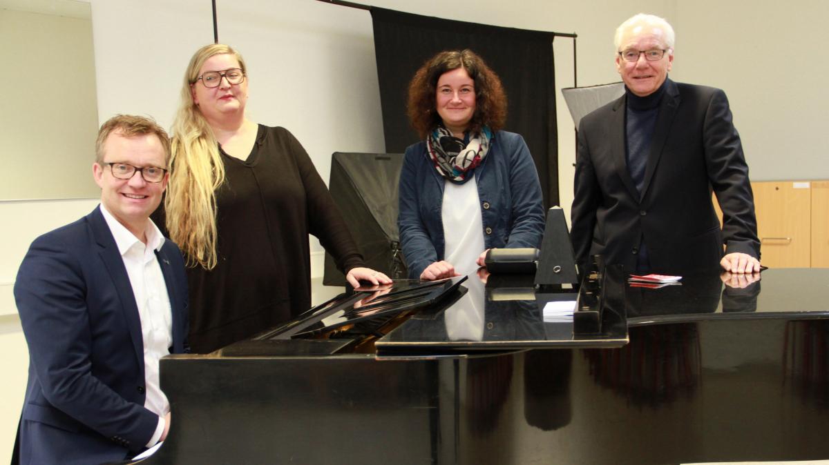 Stellten die neuen Räume der Musikschule Lennestadt-Kirchhundem im Gebäude der Meggener Sekundarschule vor: (v.l.) Bürgermeister Tobias Puspas, Christa Maria Jürgen, Verena Gräbener (Gemeinde Kirchhundem) und Peter Stolz. von privat