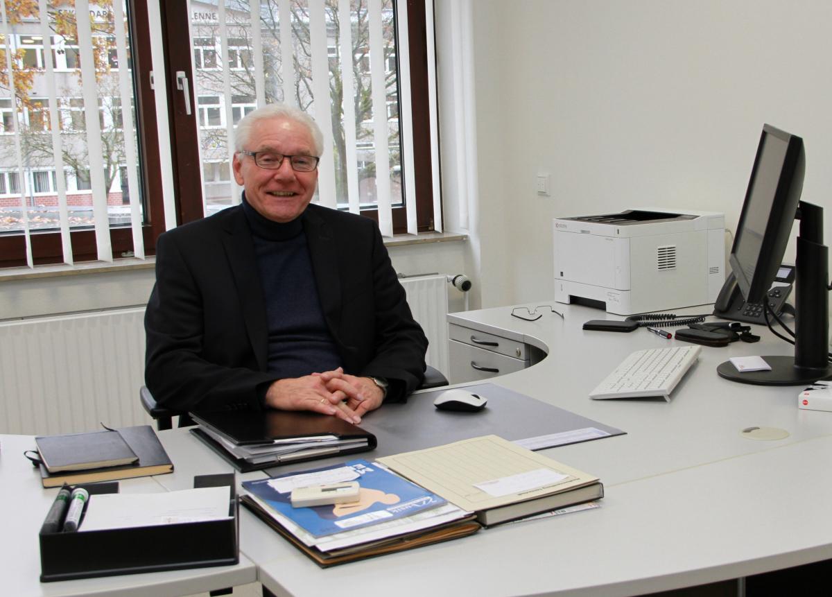 Peter Stolz in seinem neuen Büro: Seit 1989 leitet er die Musikschule, im Sommer 2022 geht er in den wohlverdienten Ruhestand. von privat