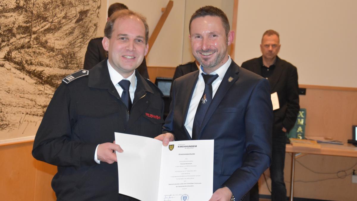 Bürgermeister Björn Jarosz überreicht Thomas Beckmann (links) die Ernennungsurkunde zum stellvertretenden Leiter der Feuerwehr der Gemeinde Kirchhundem. von Nicole Voss