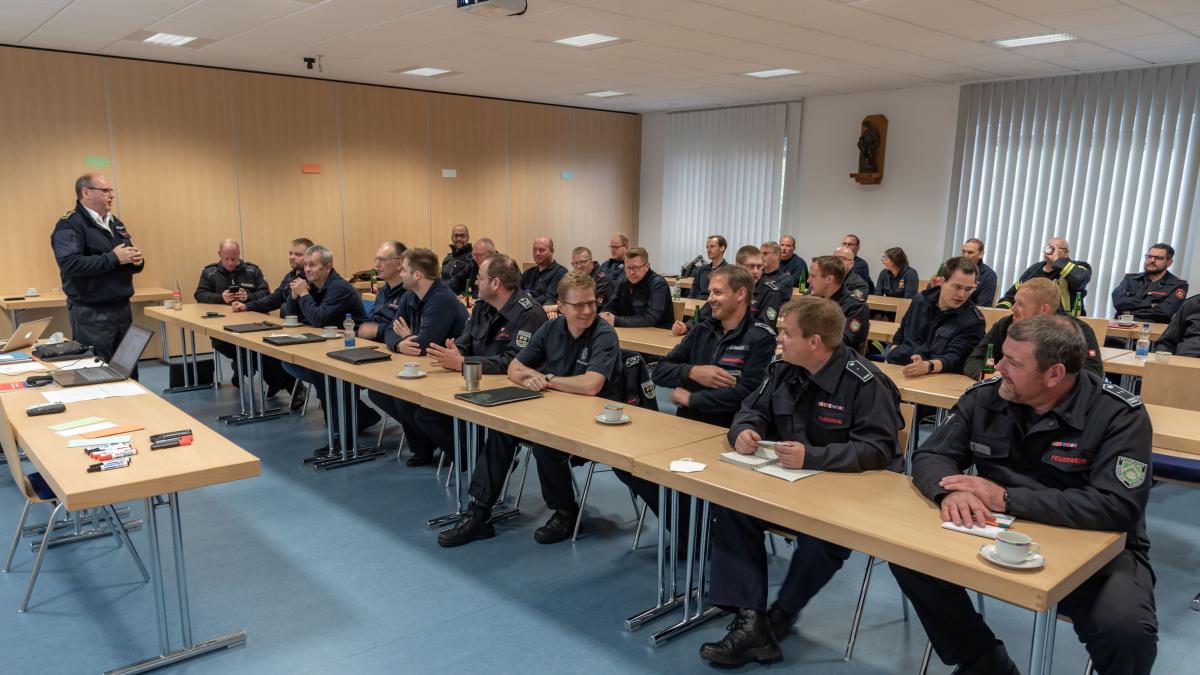 Vertreter der Feuerwehren aller Kommunen haben sich in Grevenbrück zu einem gemeinsamen Seminar getroffen. von Feuerwehr Lennestadt