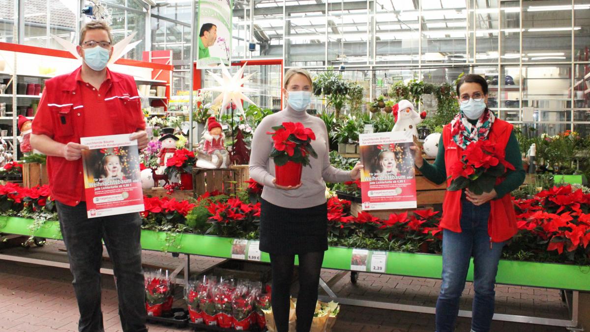 Gartencenterleiterin Maria Ruhrus-Prieto (rechts), Jan-Philipp Berwald, stellvertretender Betriebsleiter des Hagebaumarktes Lennestadt sowie Alexandra Scheld von Caritas-AufWind. von privat