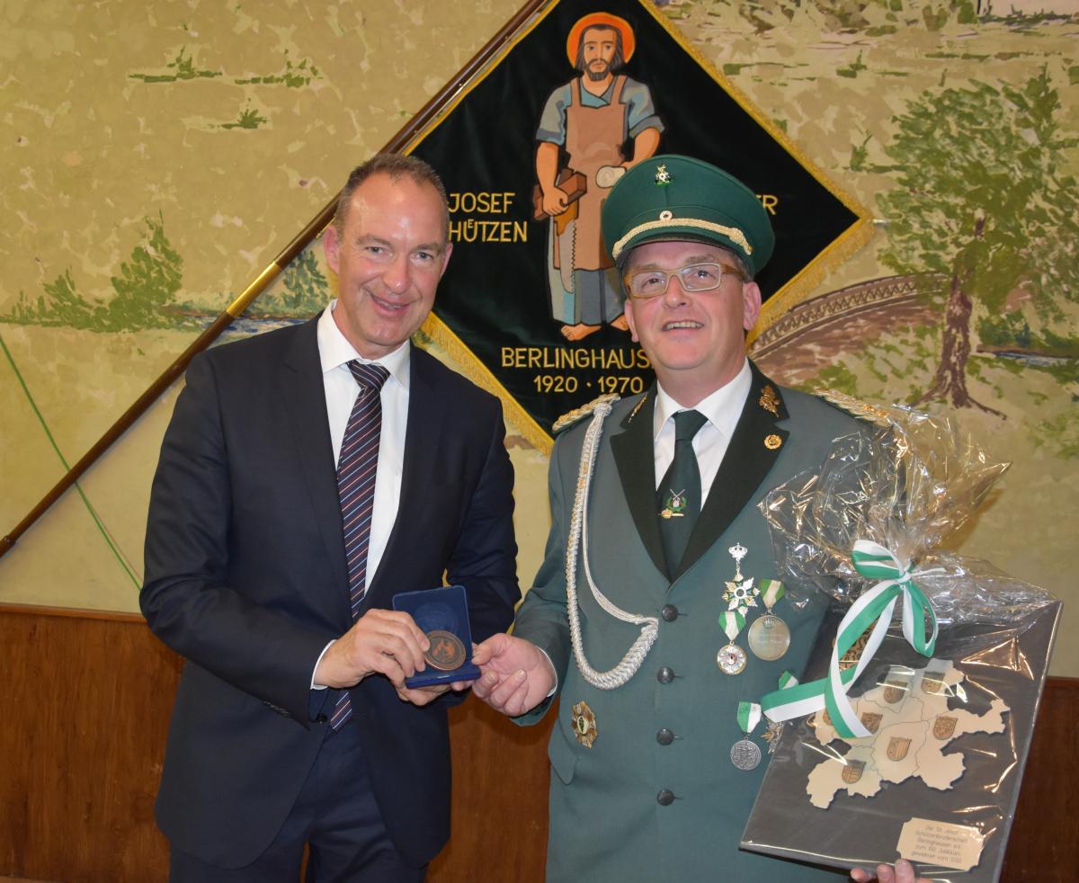 CDU-MdL Jochen Ritter überreichte die Ehrenplakette des Landes NRW an den 1. Brudermeister Andreas Wigger (r.). von Nicole Voss