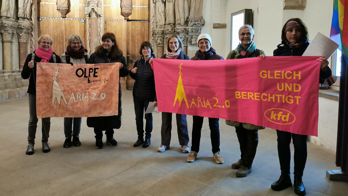 Die Gruppe Maria 2.0 im Kreis Olpe mit ihren Bannern an der Paradiespforte des Paderborner Doms zum Gebet „Feuer und Flamme“ am 12. November. von privat