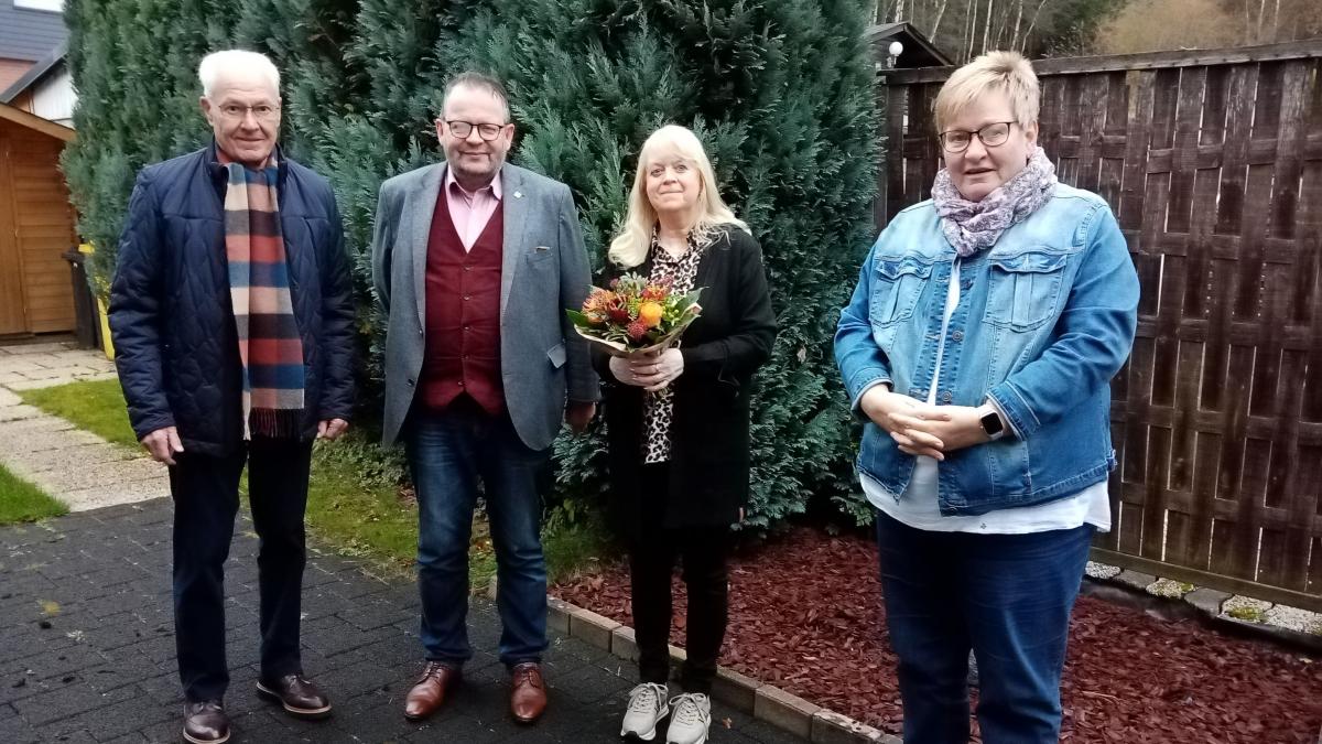 Die Vorsitzende Mariele Dahm, ihr Stellvertreter Peter Thesing und Vorstandsmitglied Jürgen Poczka begrüßen Annette Tsakiridis, 2.500tes Mitglied im VdK-Ortsverband Olpe (2.v.r.). von privat