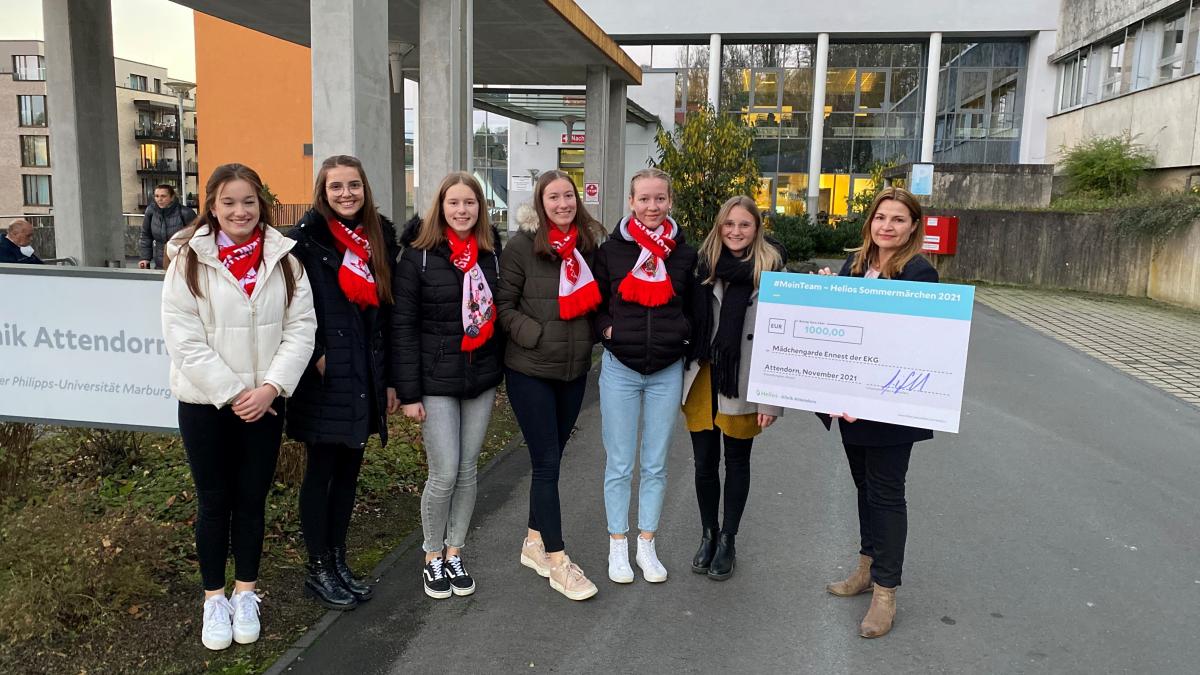 Die Mädchengarde Ennest bekam 1.200 Euro von Dr. Oksana Prajzel (Kaufmännische Standortleiterin) überreicht. von Melissa Bäcker