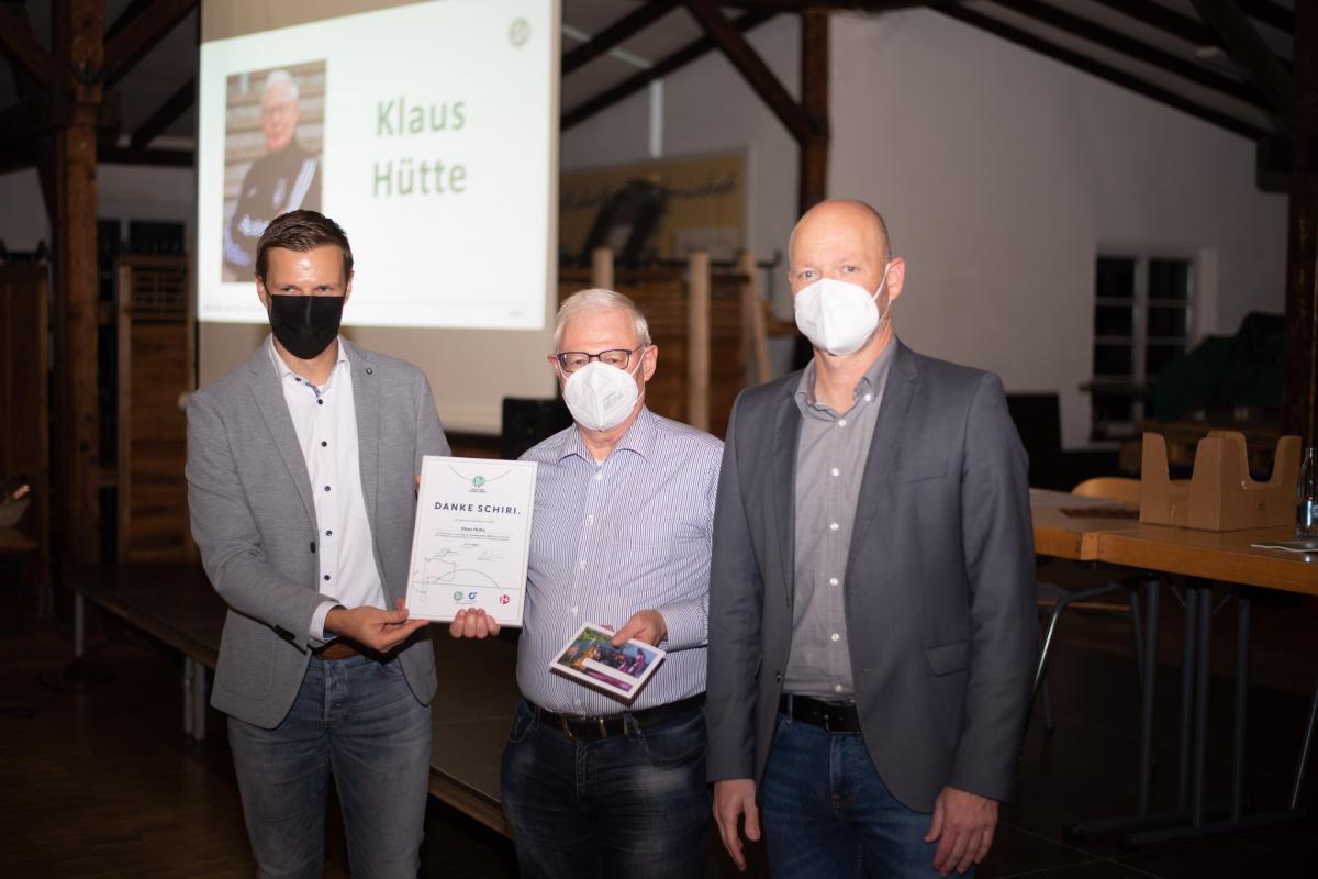 Jubilar Klaus Hütte (Mitte) mit Zweitliga-Schiedsrichter Thorben Siewer (links) und Ausschuss-Vorsitzender Marco Cremer. von Nils Dinkel