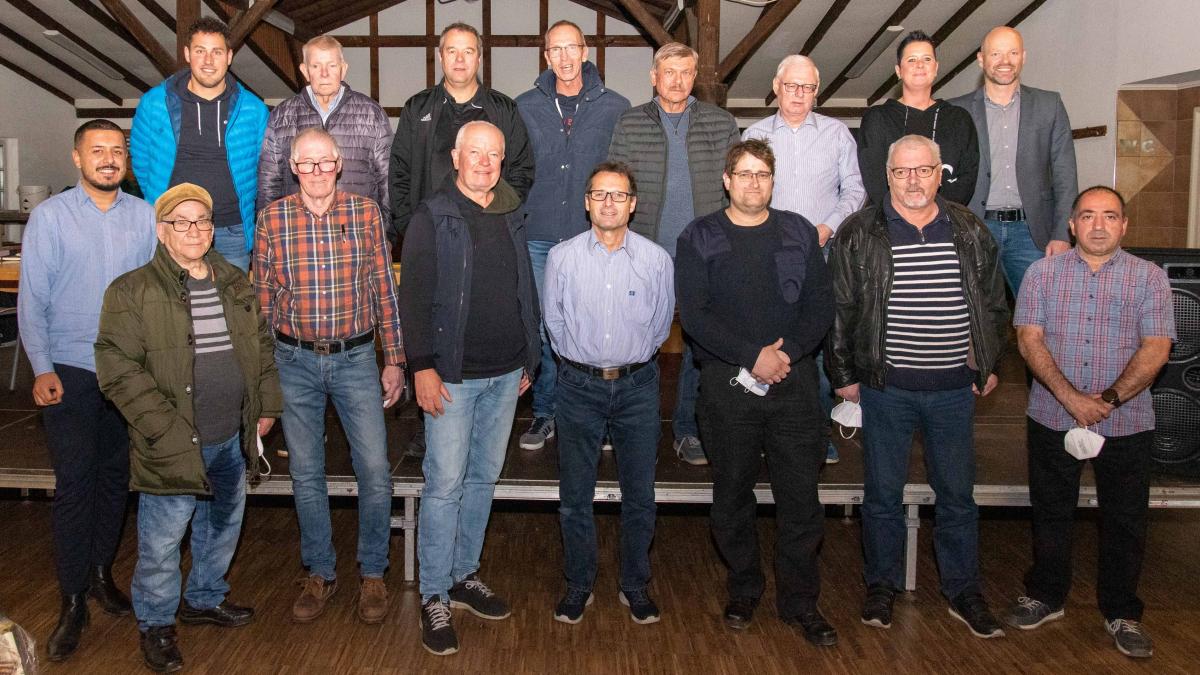 Bei der Schiedsrichterschulung in Kirchveischede ehrte der Kreis-Schiedsrichter-Ausschuss Olpe zahlreiche Jubilare. von Nils Dinkel