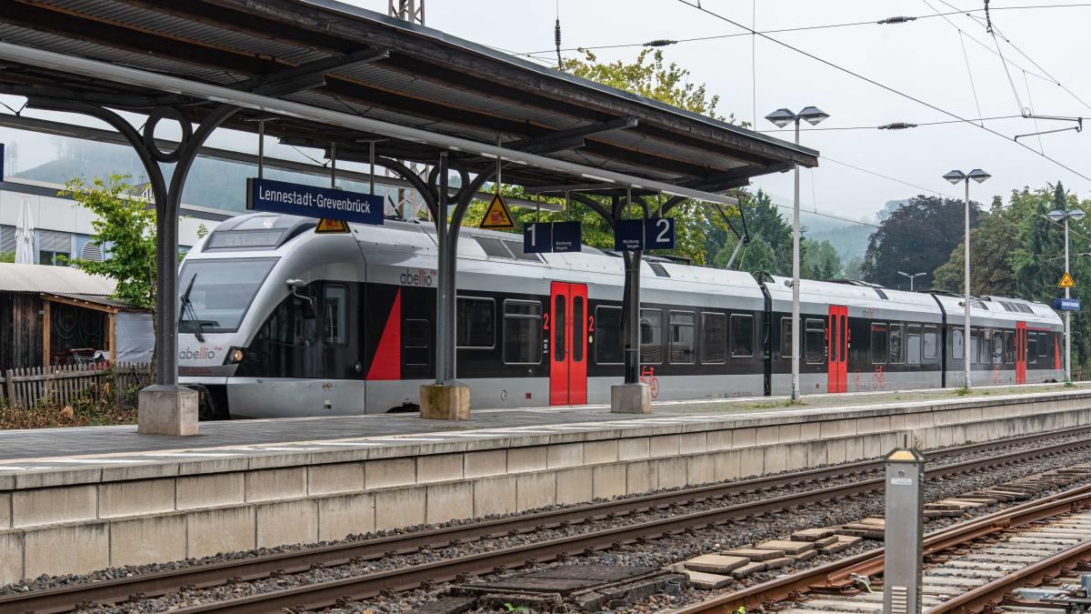 Abellio droht die Pleite. Dies betrifft auch Bahnreisende im Kreis Olpe. Das Unternehmen steuert unter anderem den Bahnhof in Grevenbrück (Foto) an. von Nils Dinkel