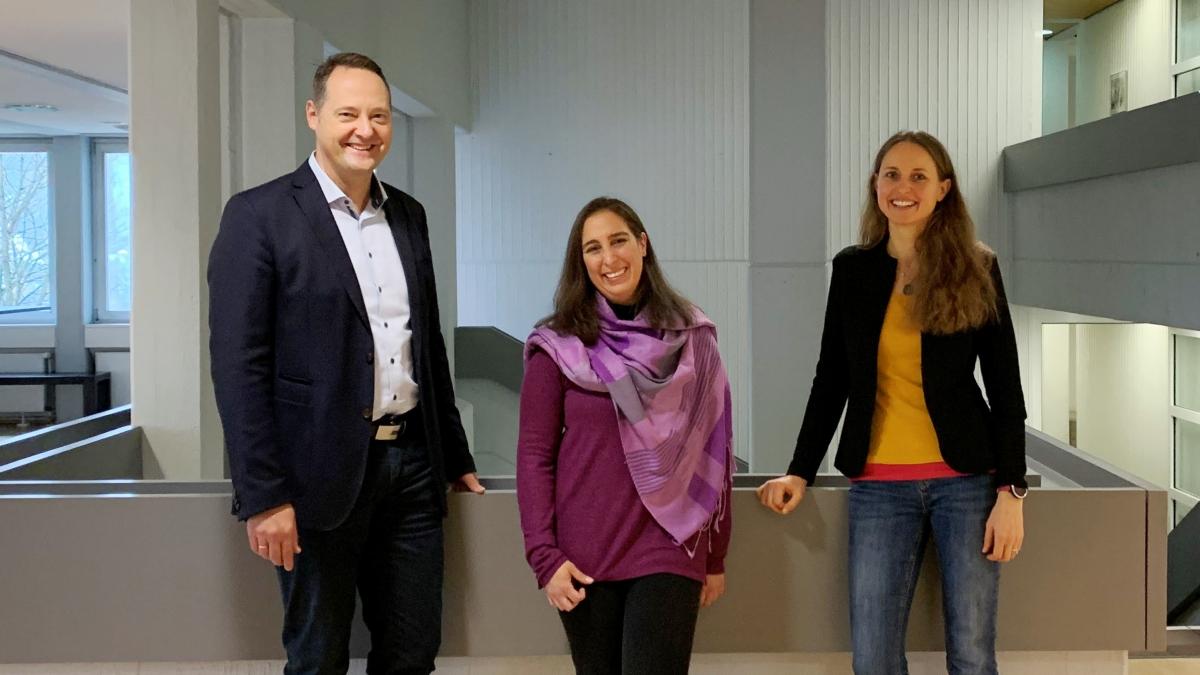 Bürgermeister Peter Weber begrüßt Verónica De Lima Niebles (Bildmitte) und Anne-Kathrin Hoß. von Stadt Olpe