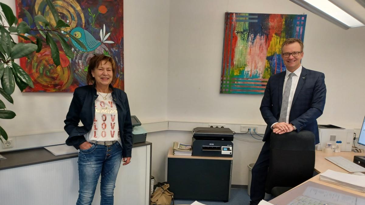 Farbenfrohe Bilder im Lennestädter Bürgerbüro: Künstlerin Annette Altgeld und Bürgermeister Tobias Puspas. von Stadt Lennestadt