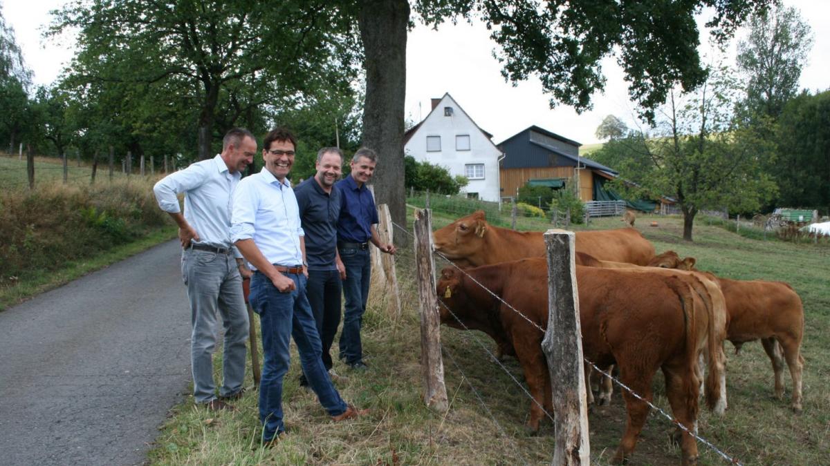 Peter Liese hatte sich bei der Ausarbeitung der Reform immer wieder mit Landwirten aus der Region ausgetauscht. Hier bei einem Gespräch auf dem Hof von Bernd Eichert in Wenden. von privat
