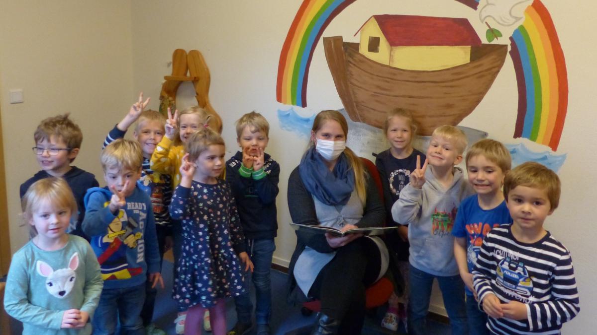 Anja Drilling, Mitarbeiterin der Stadtbücherei Olpe, inmitten der begeisterten Kinder des Kindergartens Arche Noah in Neuenkleusheim. von privat