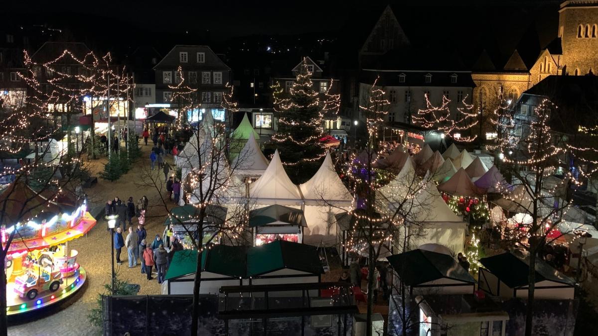 Blick auf den Weihnachtsmarkt auf den Olper Marktplatz (Archivfoto). von Olpe Aktiv