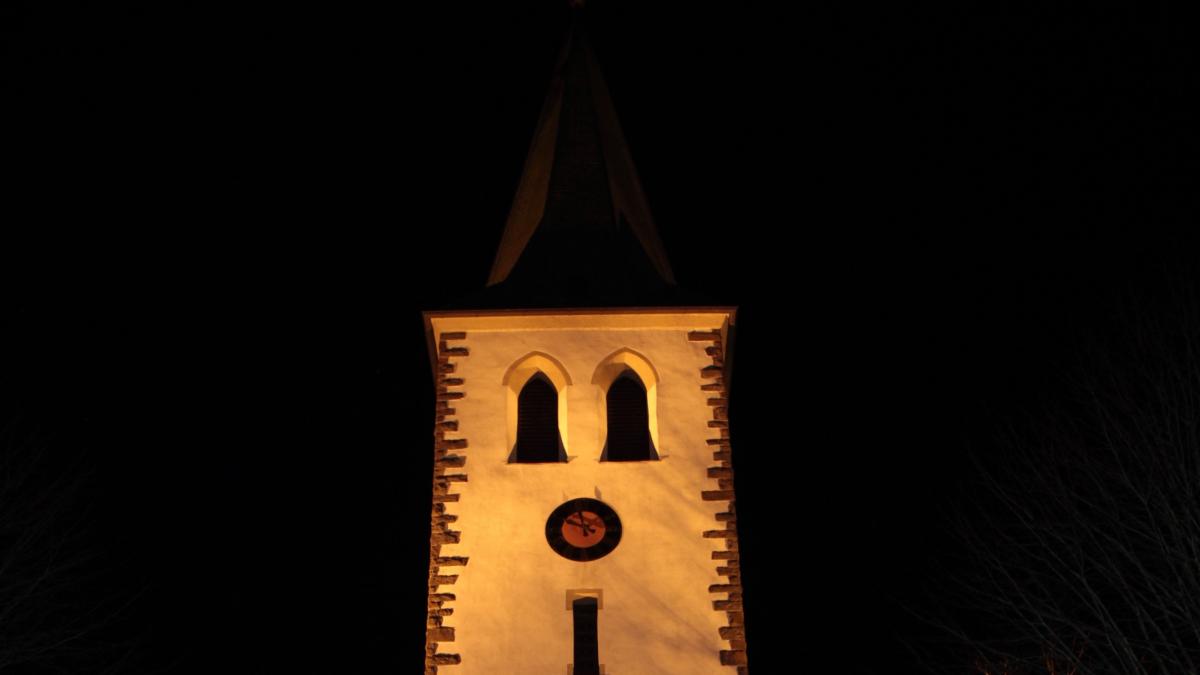 Die Kirche in Iseringhausen vor Weihnachten. von Thomas Fiebiger