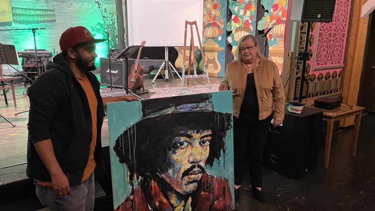 Maler Sami Gebere Mariam bei der Bildübergabe seines Jimi Hendrix Portraits. Lisa Vetter ersteigerte das Bild für 950 Euro. von privat