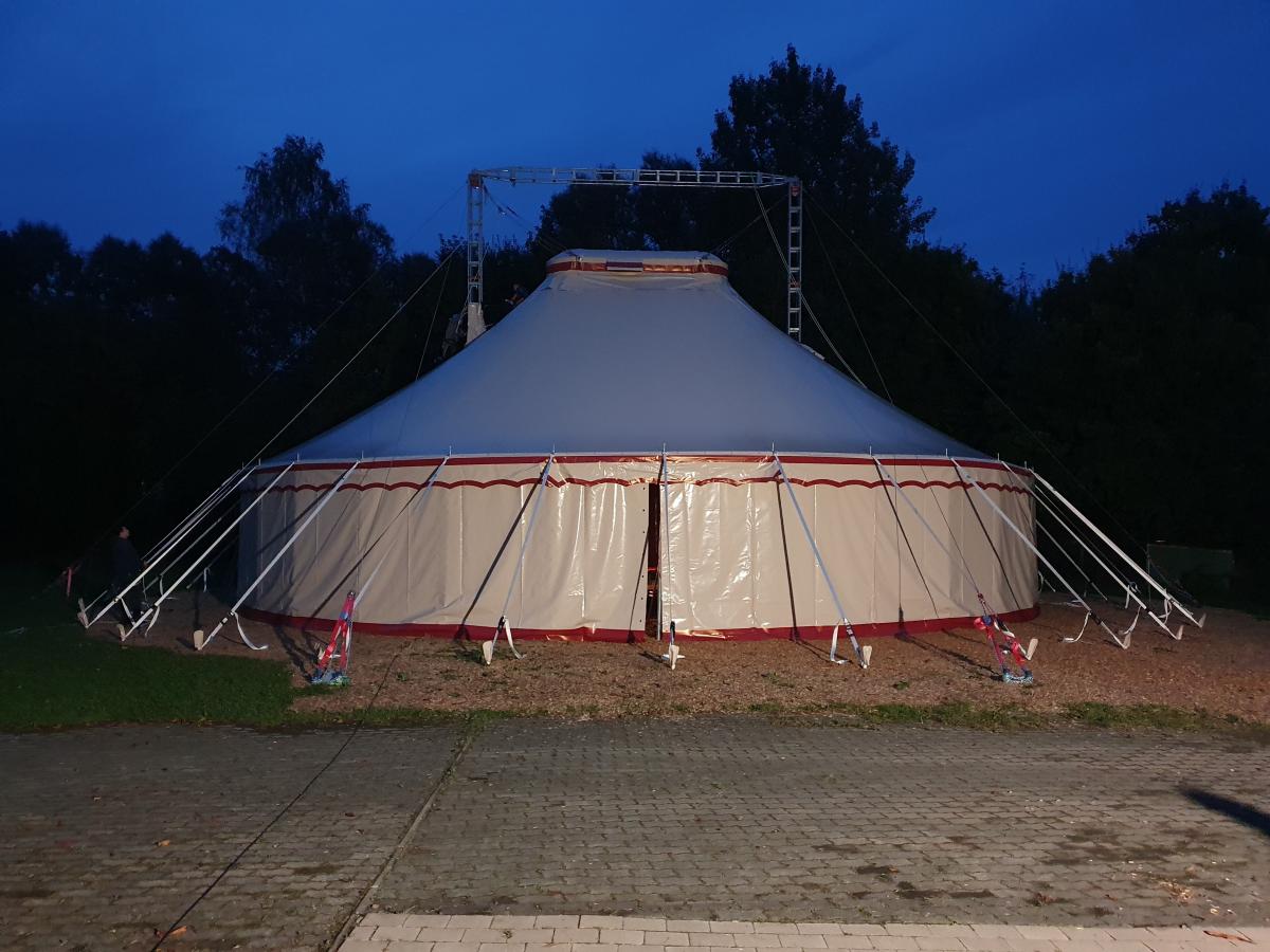 Aufbau des neuen Zirkuszeltes auf der Pfarrwiese in Wenden. von K.o.T. Wenden
