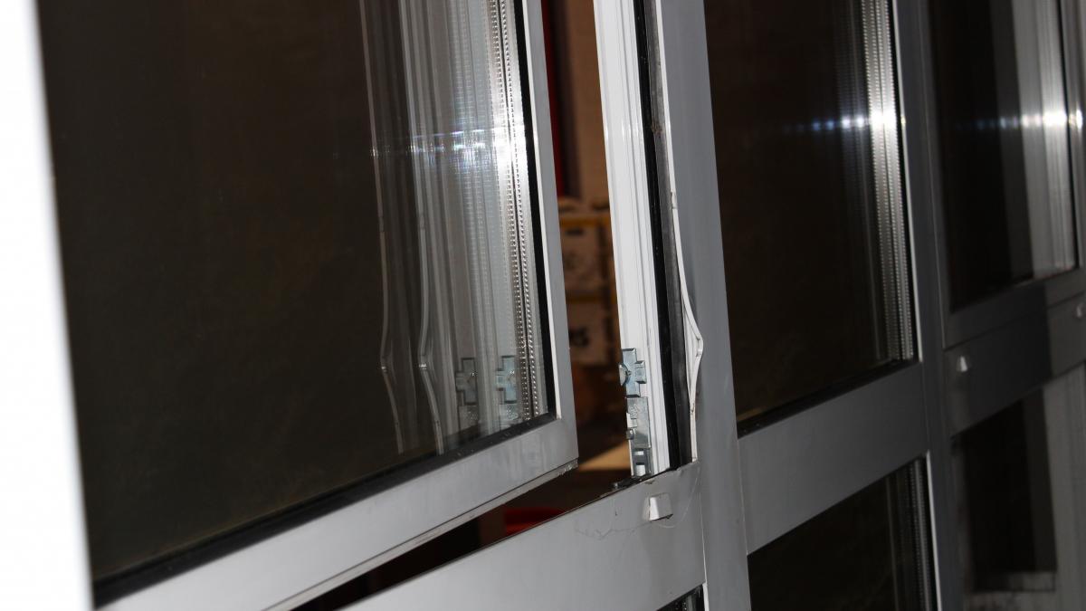Unbekannte hebelten das Fenster eines Geldinstitutes in Meggen auf. von Kreispolizeibehörde Olpe