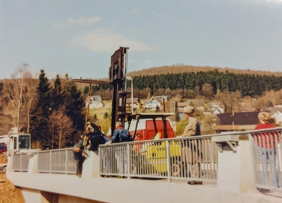 2001 wurde die Bronzestatue auf der neuen Biggebrücke in Saßmicke montiert. von privat