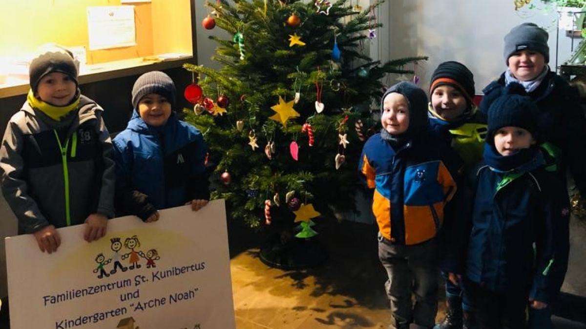 Der Kindergarten Arche Noah Hünsborn stellte den Weihnachtsbaum in der Pfarrkirche auf. von privat