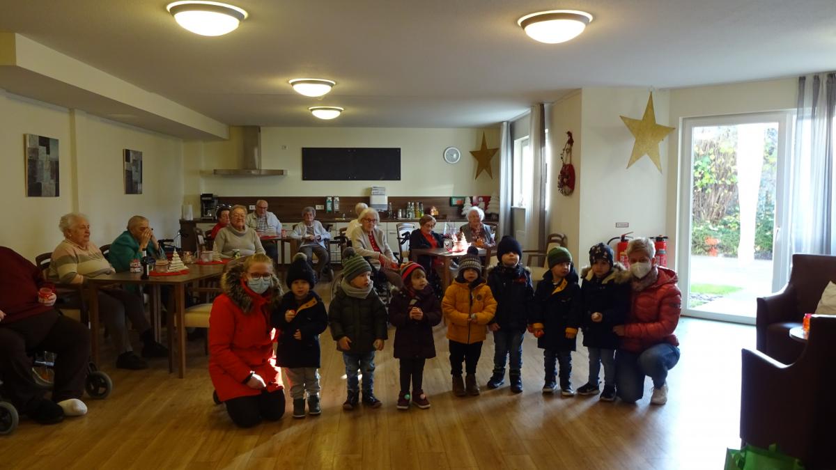Die Kinder des GFO-Kindergartens Maria-Theresia aus Olpe besuchten eine Senioreneinrichtung. von privat