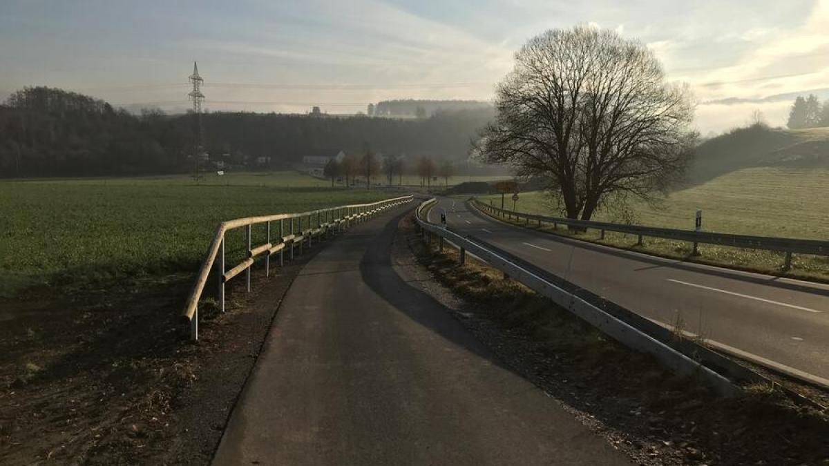 Die Fahrrad-Trasse entlang der Milstenauer Straße zwischen dem Kreisverkehr Milstenau/Hollenbock und dem Ortseingang Ennest ist fertiggestellt. von Hansestadt Attendorn