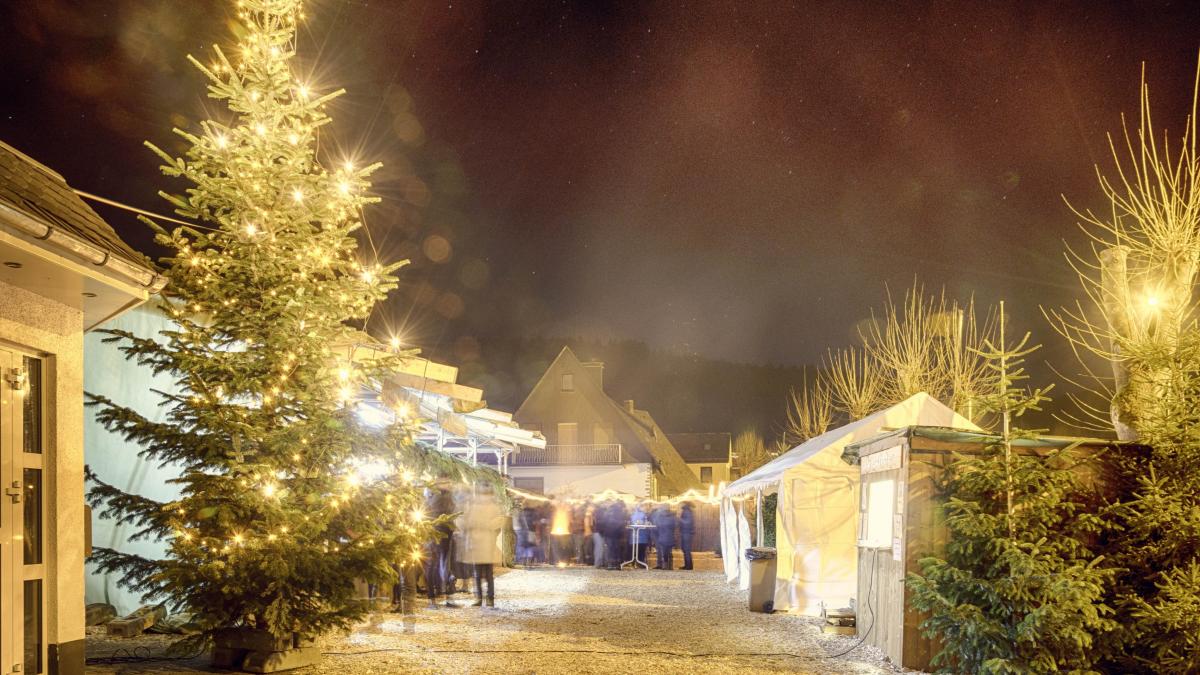 Der urige Weihnachtsmarkt in Langenei lockt immer wieder zahlreiche Besucher, auch von außerhalb, zur Schützenhalle. Jetzt musste er abgesagt werden. von Nils Dinkel