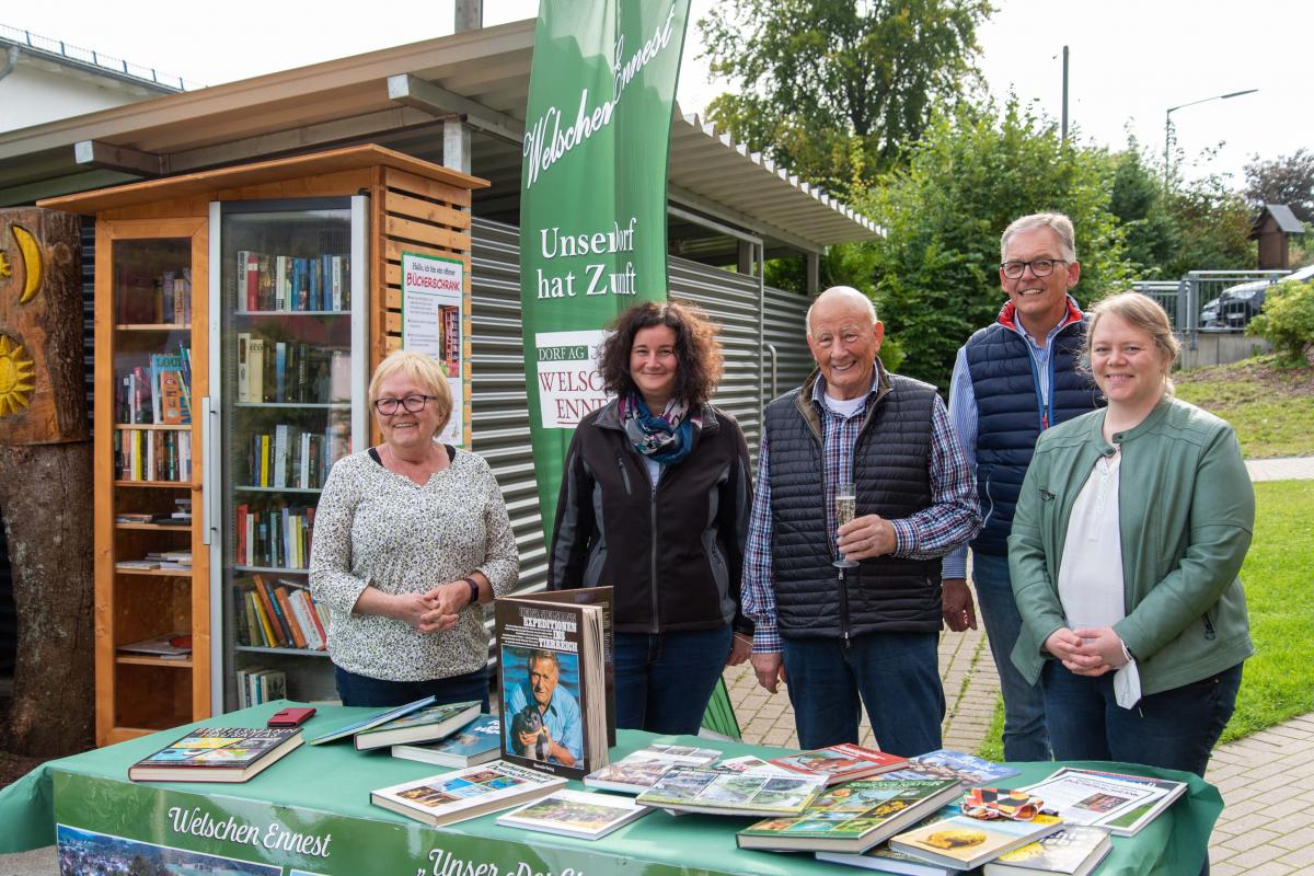 28. September: Die Dorf-AG Welschen Ennest weiht ihren neuen Bücherschrank ein. Er ist der erste in der Gemeinde Kirchhundem. von Nils Dinkel