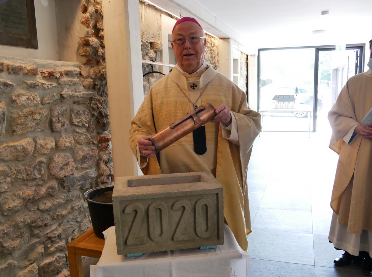 5. Juli: Das Geistliche Zentrum am Kohlhagen ist fertig. Erzbischof Hans-Josef Becker weiht es feierlich ein uns segnet es. von Celine Kebben