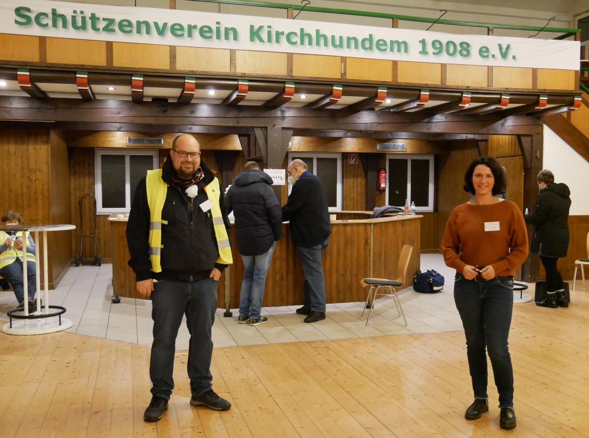 Die Initiatoren Henrik Schneider und Tatjana Vente freuen sich über die erfolgreiche Impfaktion in der Schützenhalle. von Celine Kebben