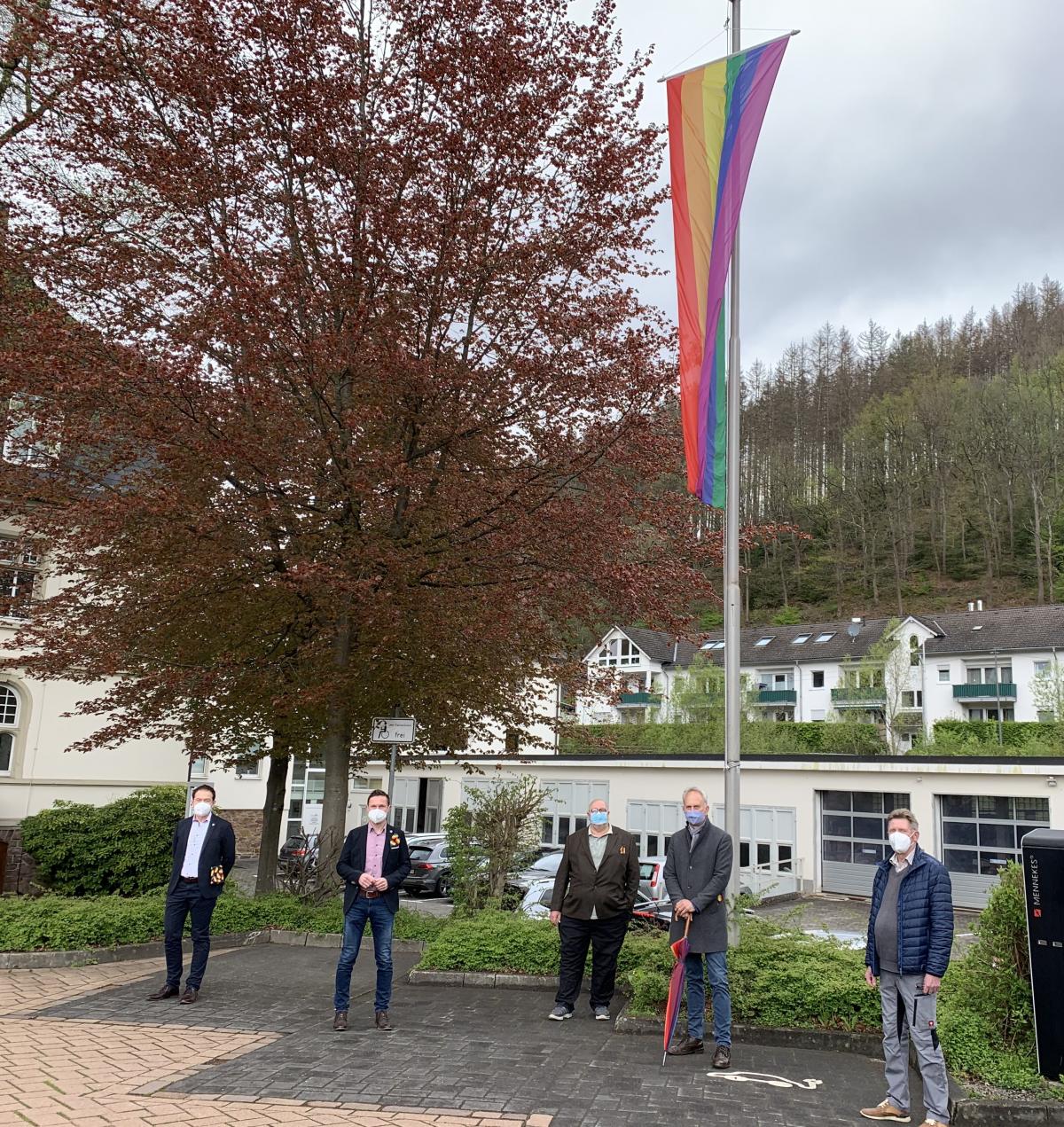 17. Mai: Kirchhundem hisst am Tag gegen Homo-, Bi-, Inter- und Transphobie (IDAHOBIT) zum ersten Mal die Regenbogenflagge. von Christine Schmidt