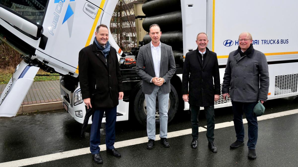 Vor dem Wasserstoff-Truck in Olpe (von links): Bürgermeister Peter Weber, MdL Jochen Ritter, Landrat Theo Melcher und Geschäftsführer Dr. Ludger Hellenthal. von Stadt Olpe