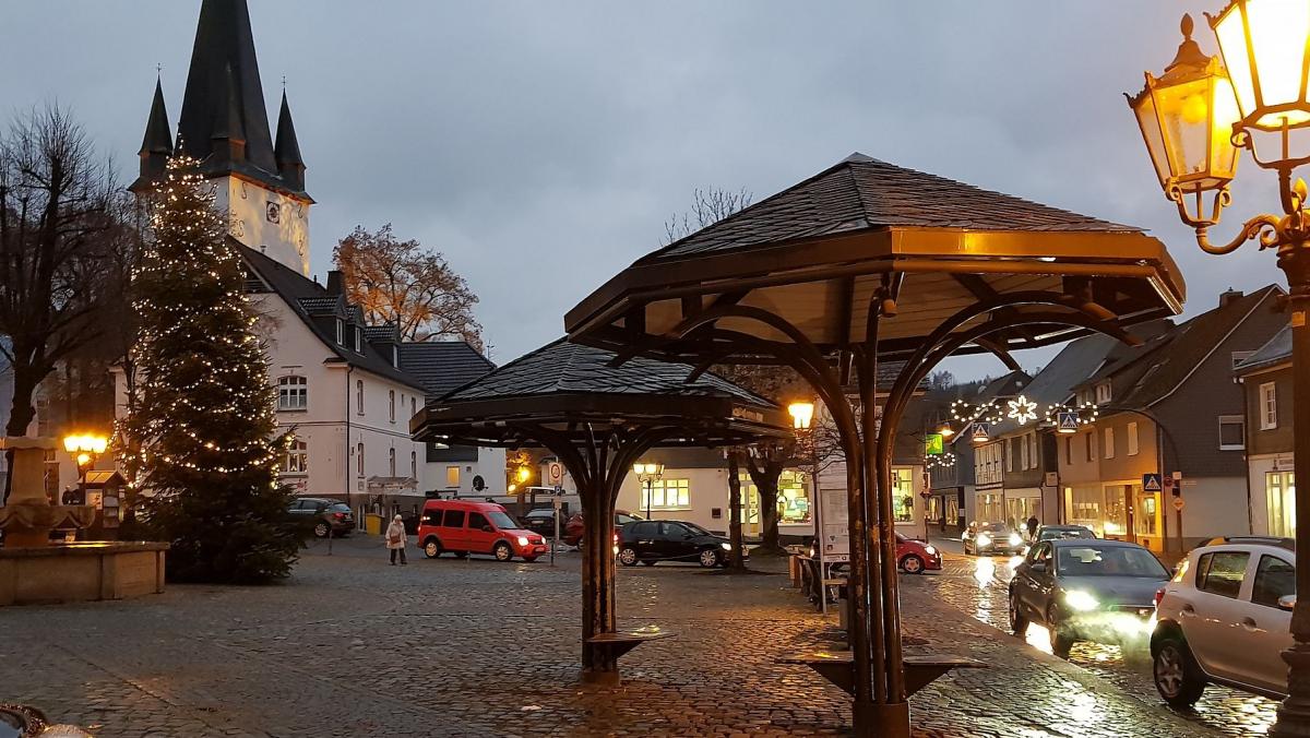 Der Drolshagener Marktplatz soll attraktiver werden mit Glockenspiel und kostenlosem WLAN. von Rüdiger Kahlke