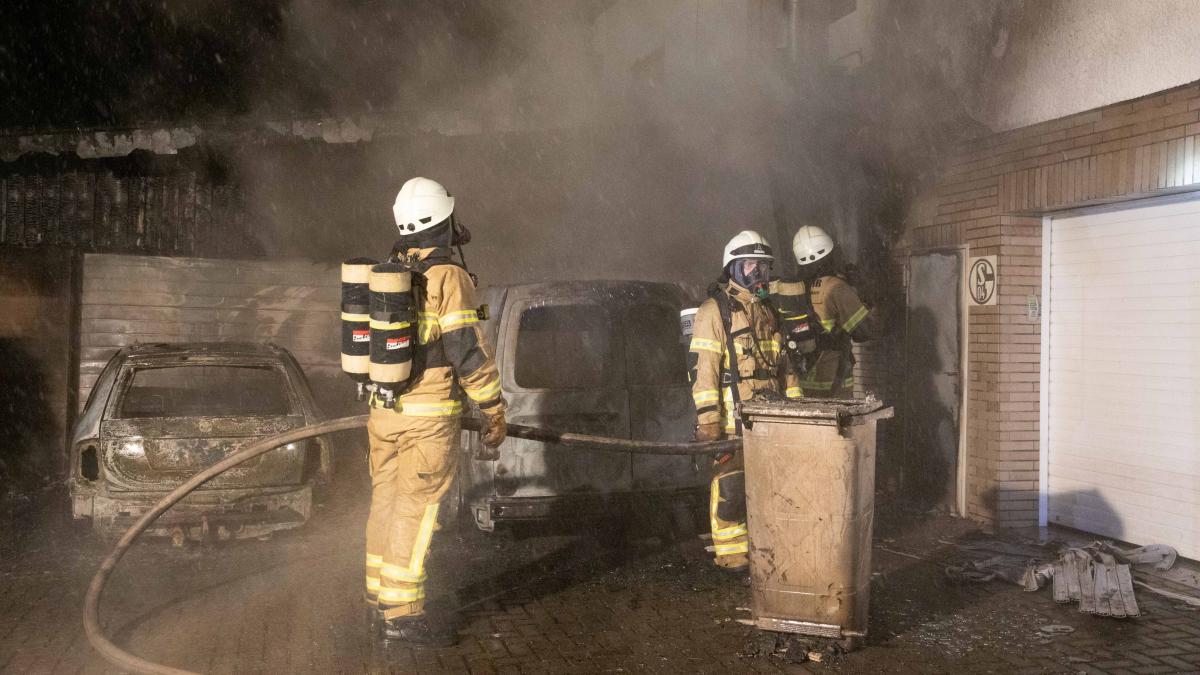 Zwei Pkw brannten am Dienstagmorgen, 30. November, in Attendorn-Erlen aus. von Kai Osthoff