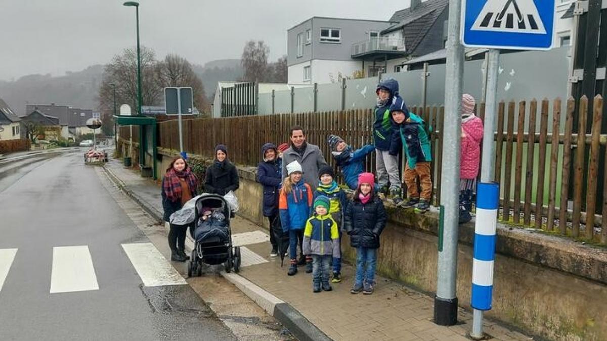 Einwohner und Bürgermeister freuen sich über den neu angelegten Zebrastreifen. von Hansestadt Attendorn