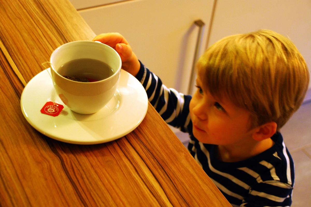 Eine heiße Tasse Tee kann in schlimmsten Fall zu starken Verbrühungen führen. von Tobias Went