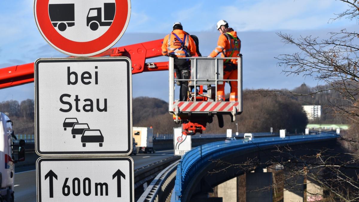 Die Arbeiten an der Talbrücke Rahmede laufen auf Hochtouren. von Autobahn Westfalen
